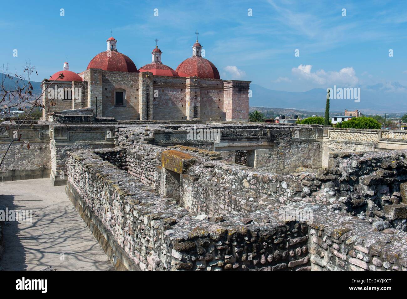 La Chiesa o il Gruppo Nord con la Chiesa di San Pedro sullo sfondo si trova all'ingresso del sito archeologico mesoamericano (UNESCO World He Foto Stock
