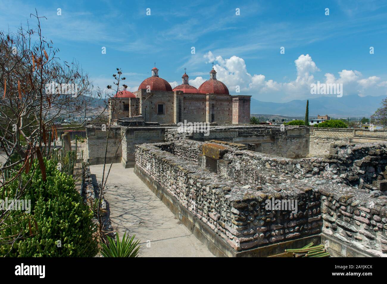 La Chiesa o il Gruppo Nord con la Chiesa di San Pedro sullo sfondo si trova all'ingresso del sito archeologico mesoamericano (UNESCO World He Foto Stock