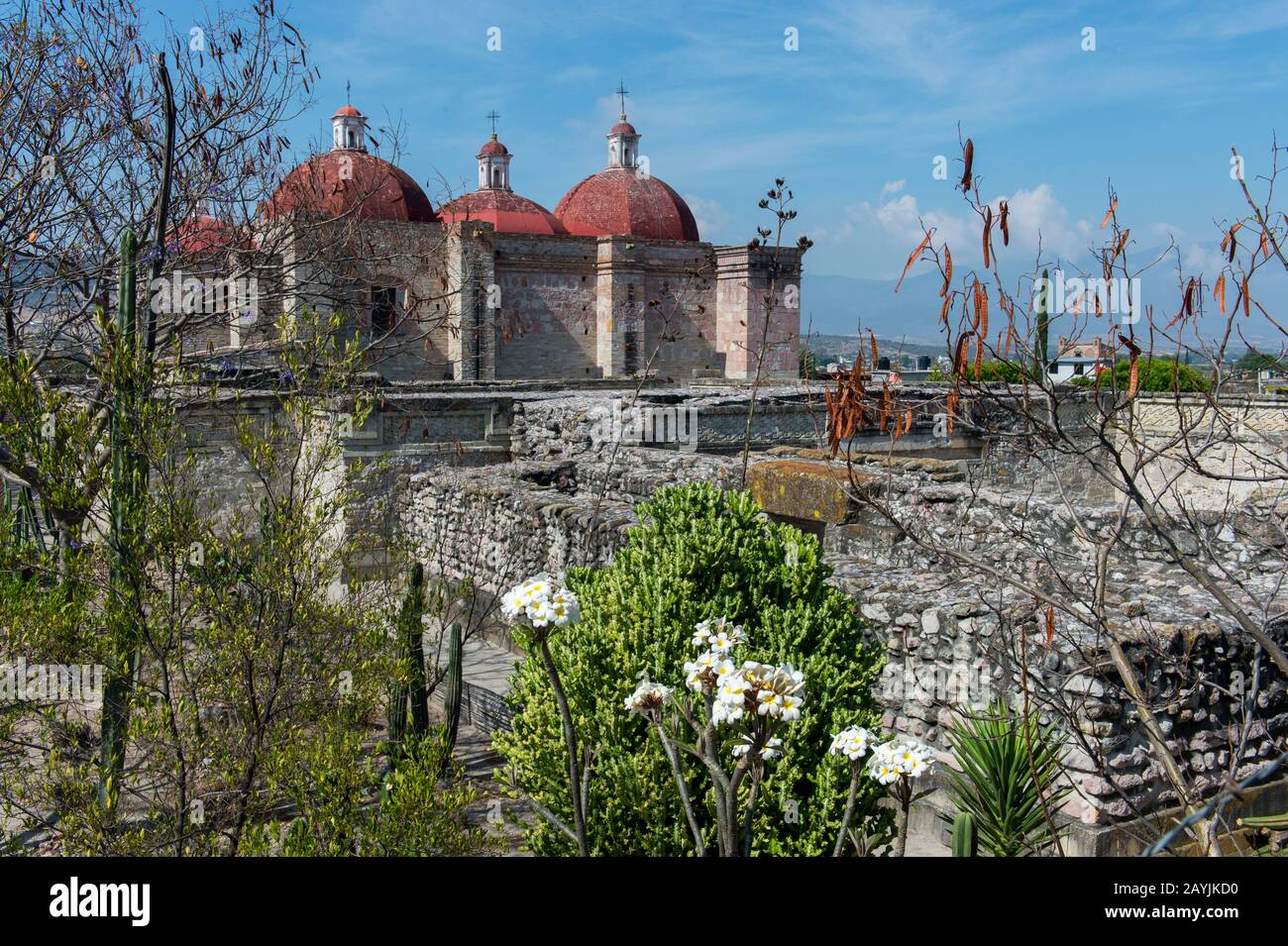 La Chiesa o il Gruppo Nord con la Chiesa di San Pedro sullo sfondo si trova all'ingresso del sito archeologico mesoamericano (UNESCO World He Foto Stock
