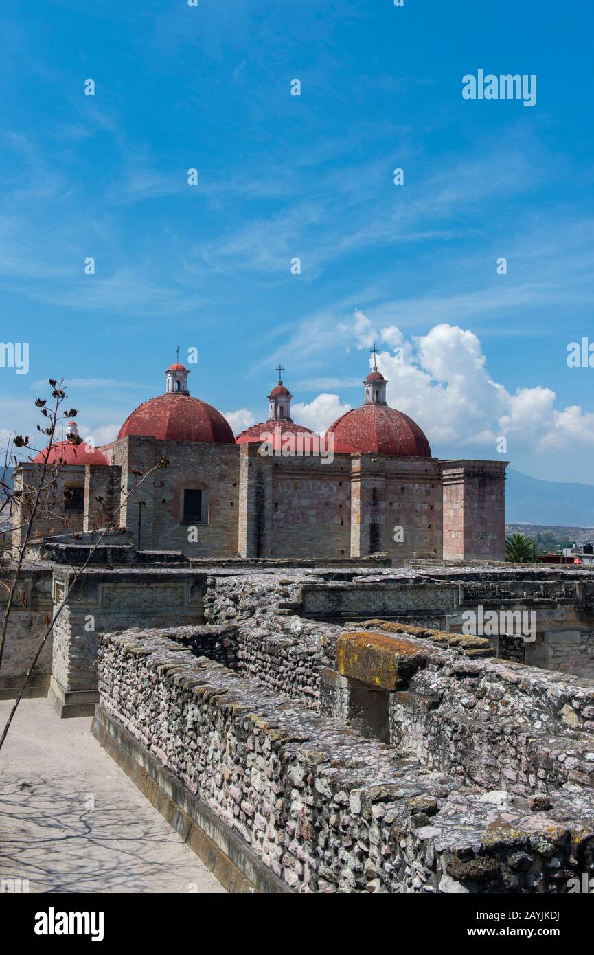La Chiesa o il Gruppo Nord con la Chiesa di San Pedro sullo sfondo si trova all'ingresso del sito archeologico mesoamericano (UNESCO World He Foto Stock