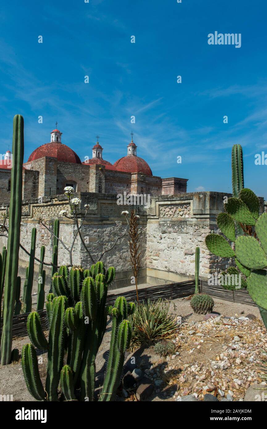 La Chiesa o il Gruppo Nord con la Chiesa di San Pedro sullo sfondo si trova all'ingresso del sito archeologico mesoamericano (UNESCO World He Foto Stock