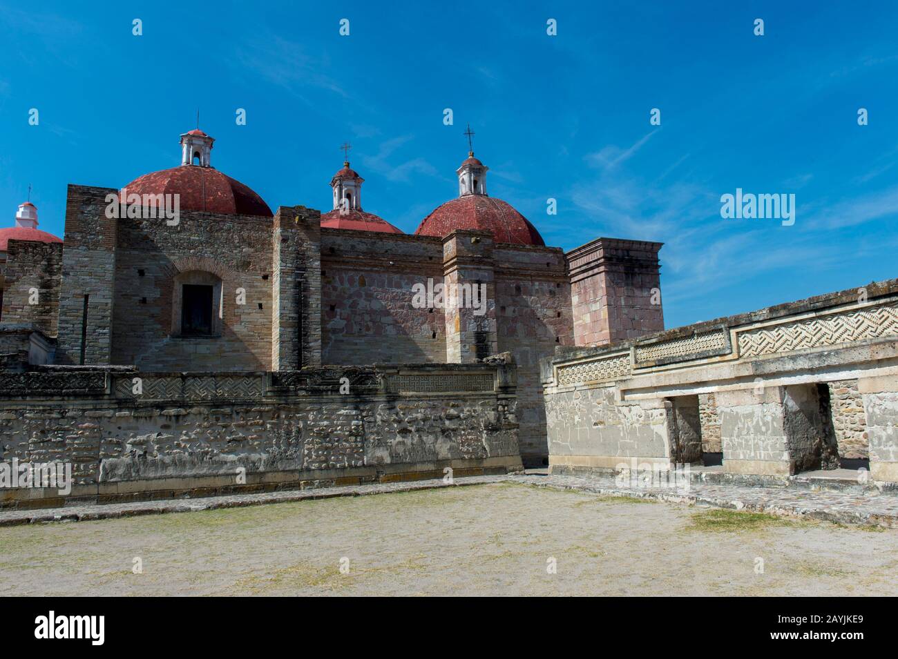 La Chiesa o il Gruppo Nord con la Chiesa di San Pedro sullo sfondo si trova all'ingresso del sito archeologico mesoamericano (UNESCO World He Foto Stock