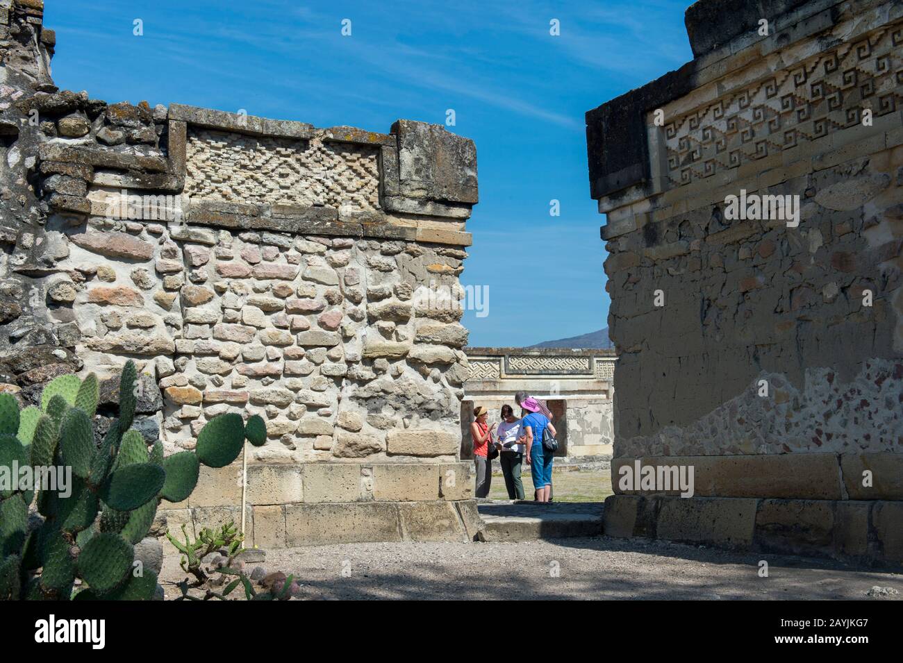 Turisti alla Chiesa o al Gruppo Nord nel sito archeologico mesoamericano Mitla (patrimonio dell'umanità dell'UNESCO) a Mitla, una piccola città della Valle Foto Stock