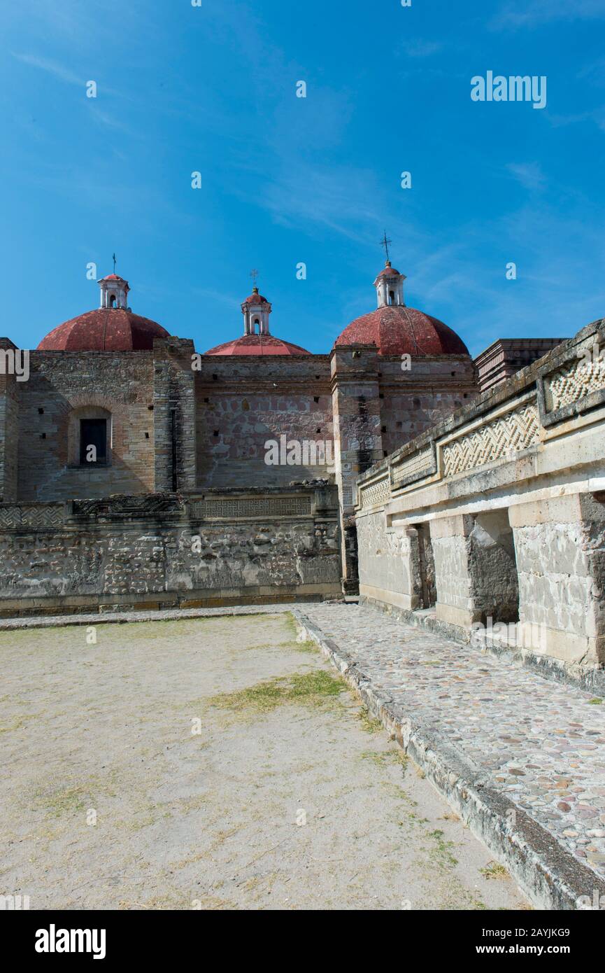 La Chiesa o il Gruppo Nord con la Chiesa di San Pedro sullo sfondo si trova all'ingresso del sito archeologico mesoamericano (UNESCO World He Foto Stock