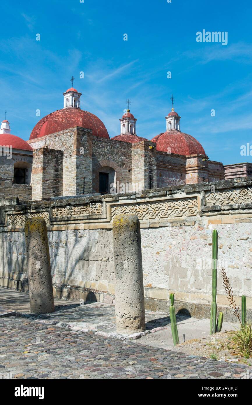 Vista della Chiesa di San Pedro dalla Chiesa o dal Gruppo Nord del sito archeologico mesoamericano (patrimonio dell'umanità dell'UNESCO) a Mitla, una piccola Foto Stock