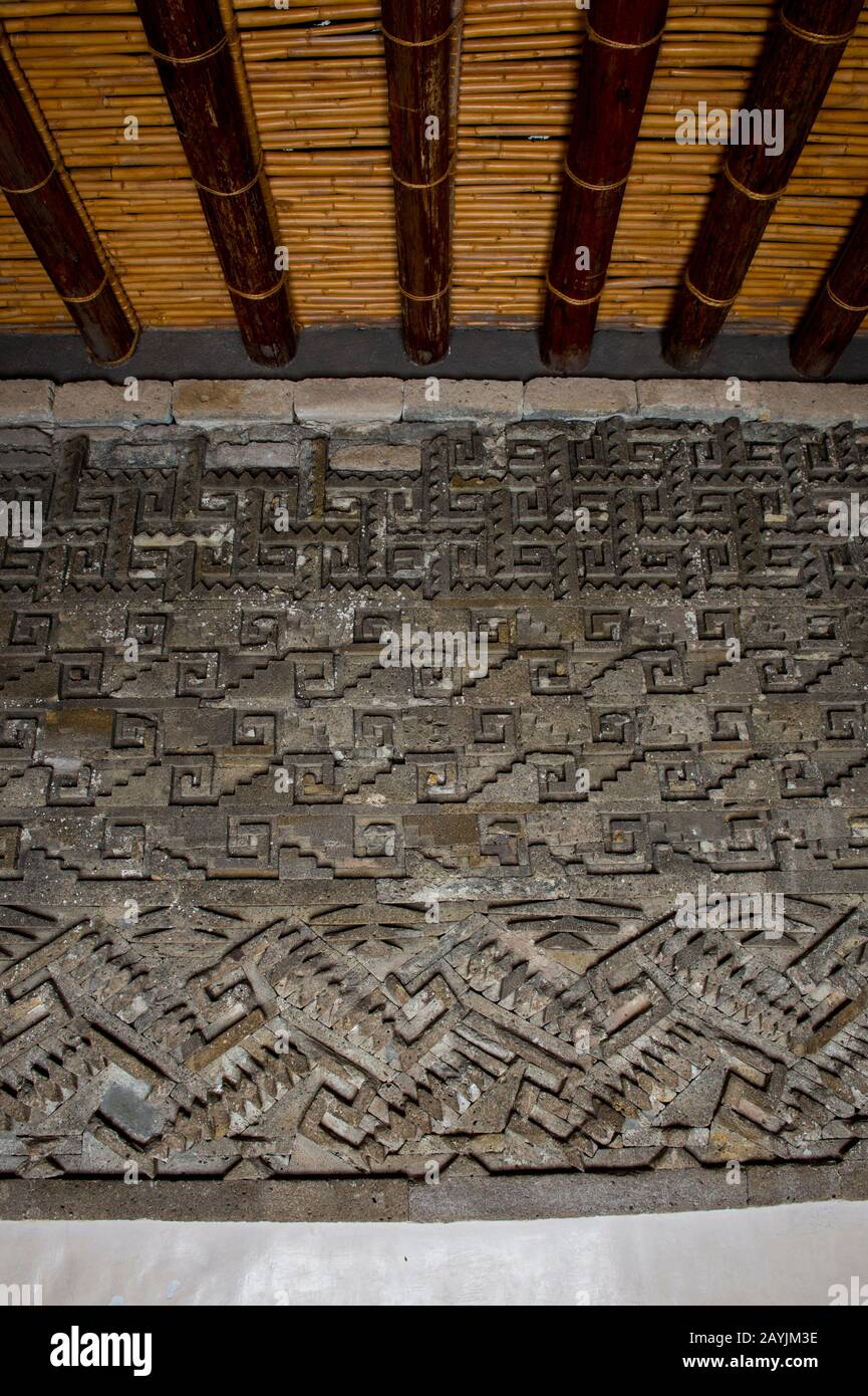 Il muro di un'elaborata tomba dove alti sacerdoti e governanti Zapotec furono sepolti collegati all'edificio principale, chiamato il Palazzo o la Grande Sala di Foto Stock