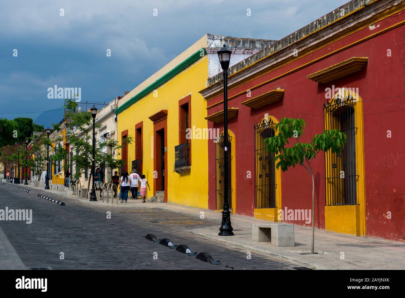 Una scena di strada con case colorate a Oaxaca City, Messico. Foto Stock