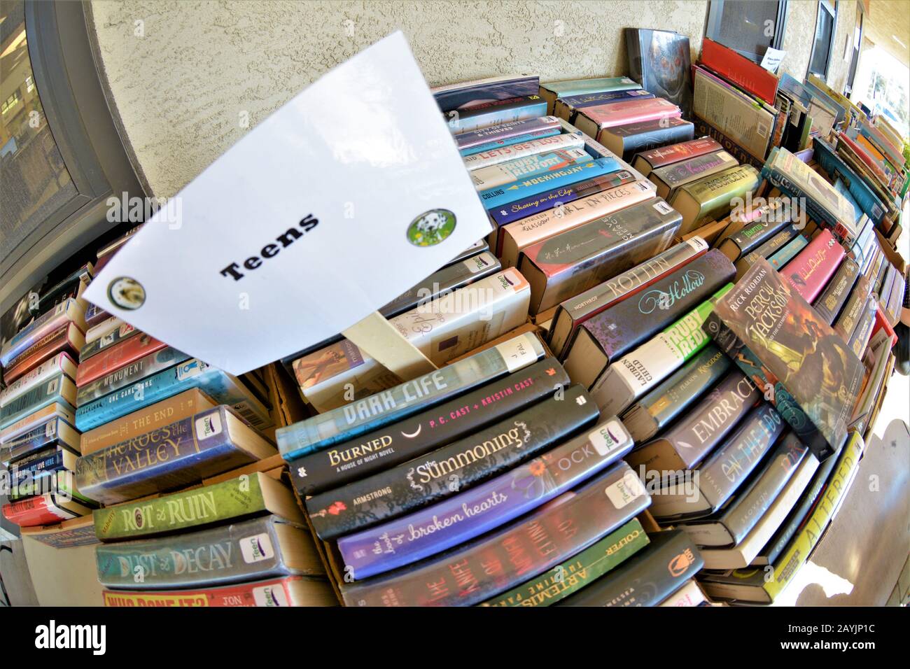 I libri donati per la vendita ad una biblioteca dallo spessore del pollice piuttosto che dal libro, 50 centesimi per pollice Foto Stock