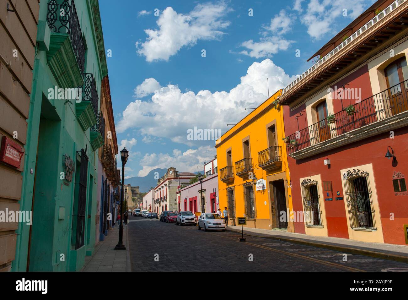Una scena di strada con case colorate a Oaxaca City, Messico. Foto Stock