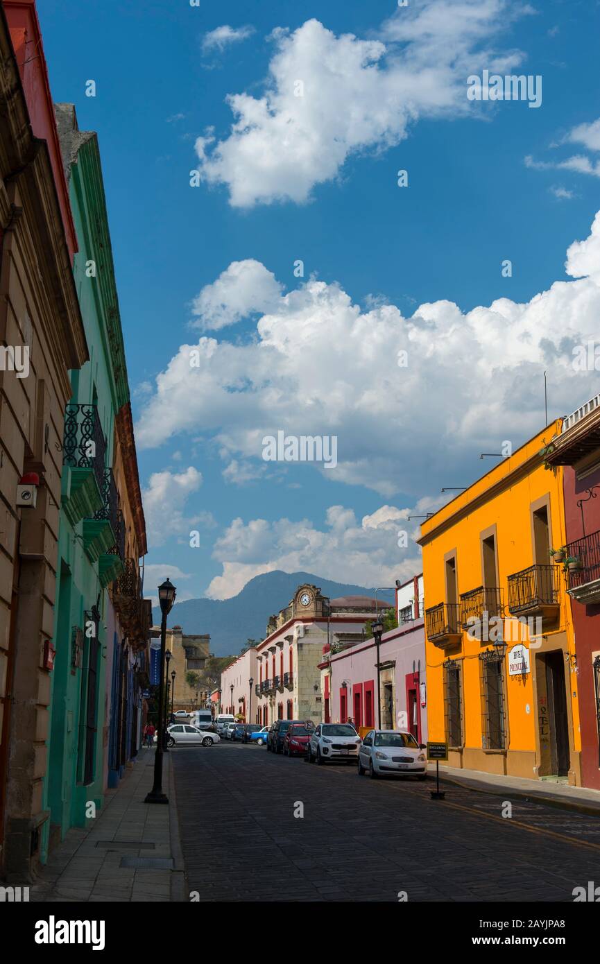 Una scena di strada con case colorate a Oaxaca City, Messico. Foto Stock