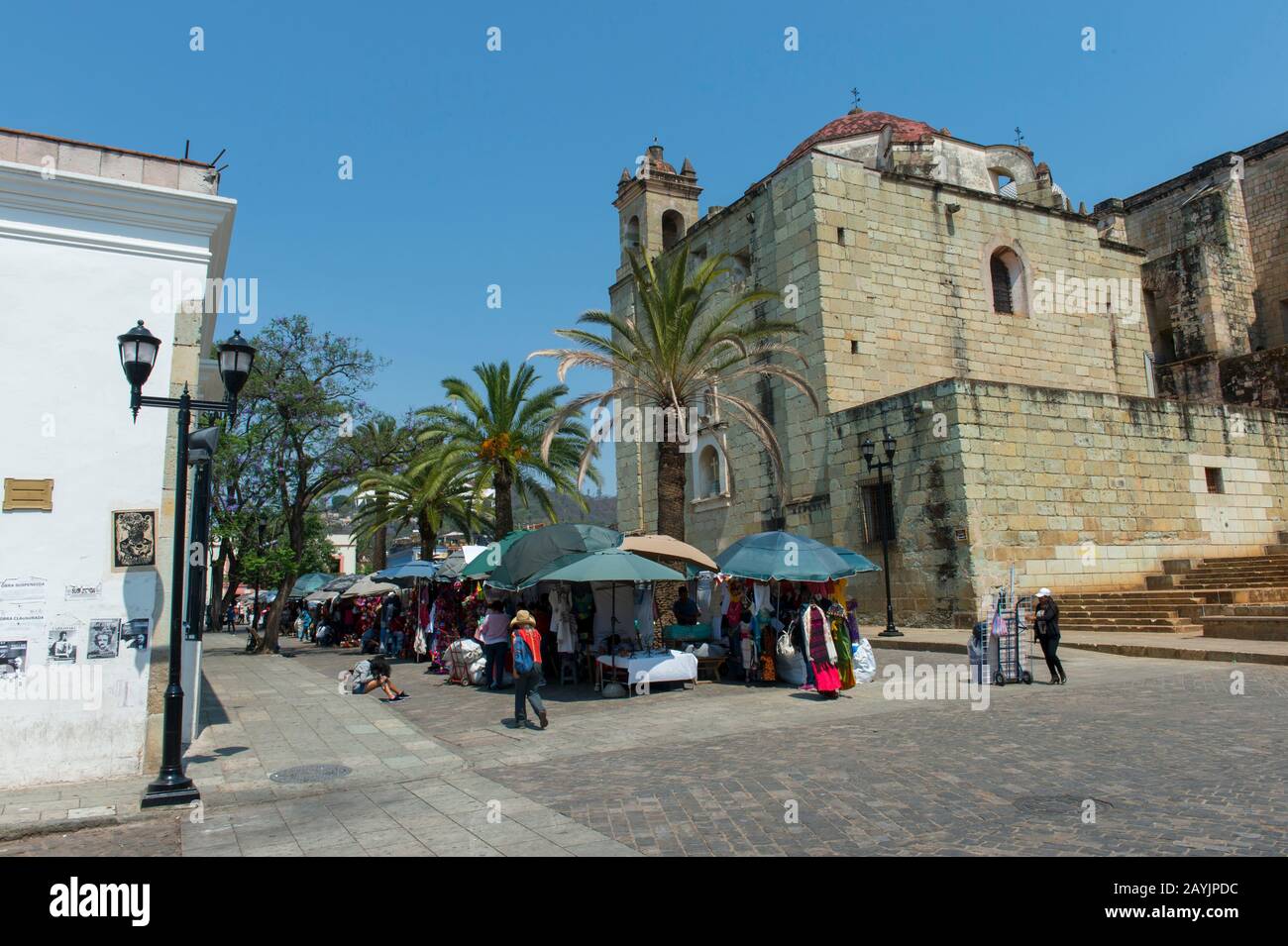 Scena di strada con persone in un piccolo mercato a Oaxaca City, Messico. Foto Stock