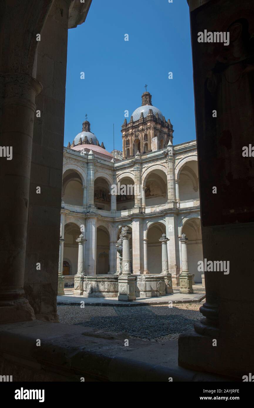 Il cortile del Museo Delle Culture di Oaxaca, che si trova in un ex monastero vicino alla Chiesa di Santo Domingo de Guzman nella città di Foto Stock