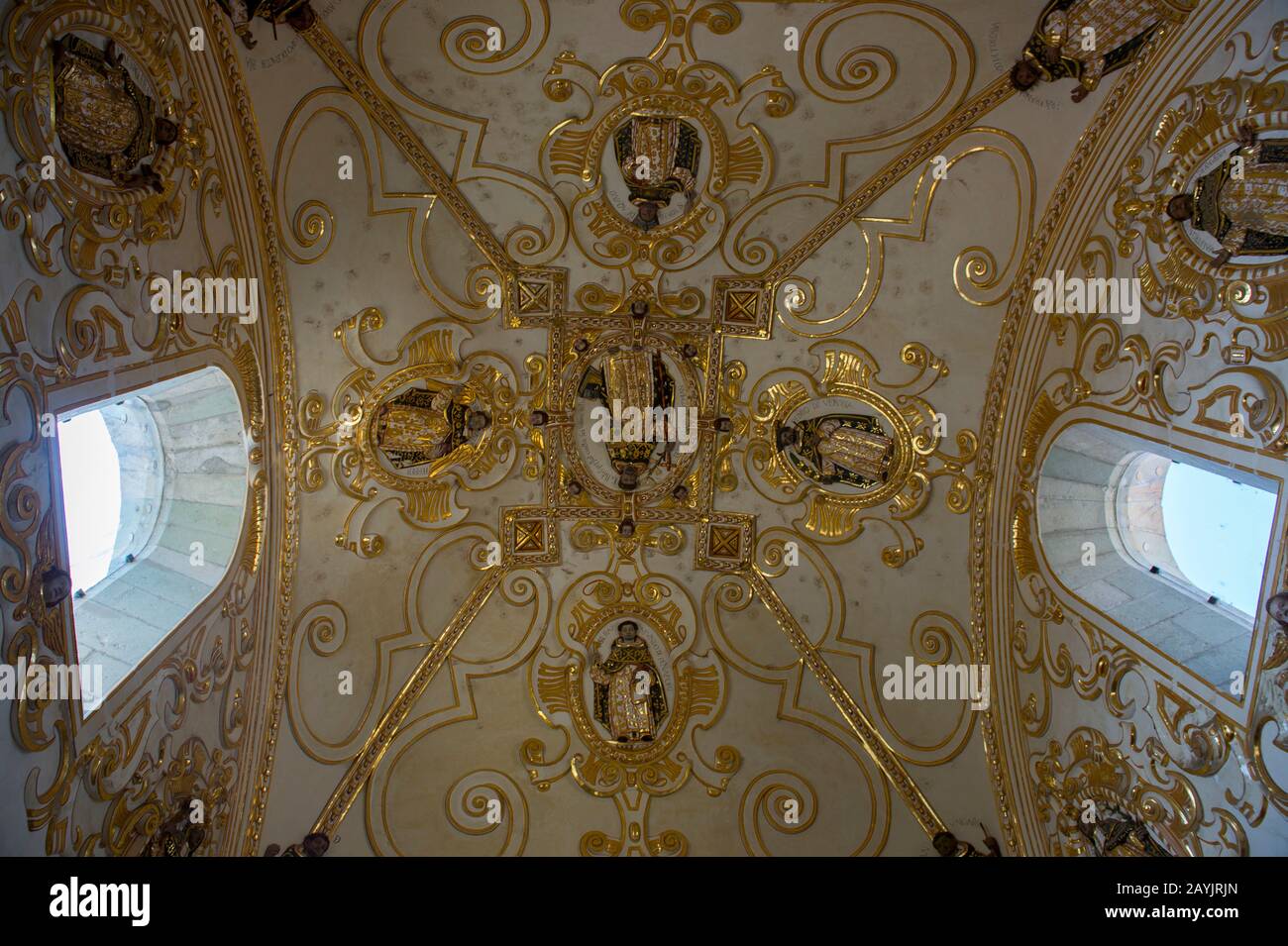 Un soffitto nel Museo Delle Culture di Oaxaca, che si trova in un ex monastero vicino alla Chiesa di Santo Domingo de Guzman nella città di Foto Stock