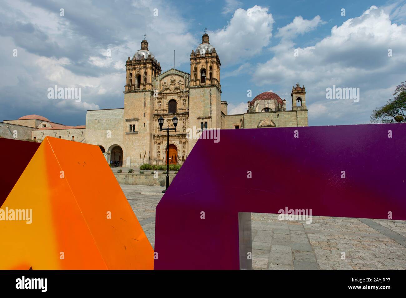 Plaza Santo Domingo con lettere colorate OAXACA e la Chiesa di Santo Domingo de Guzman sullo sfondo a Oaxaca de Juarez, Messico. Foto Stock
