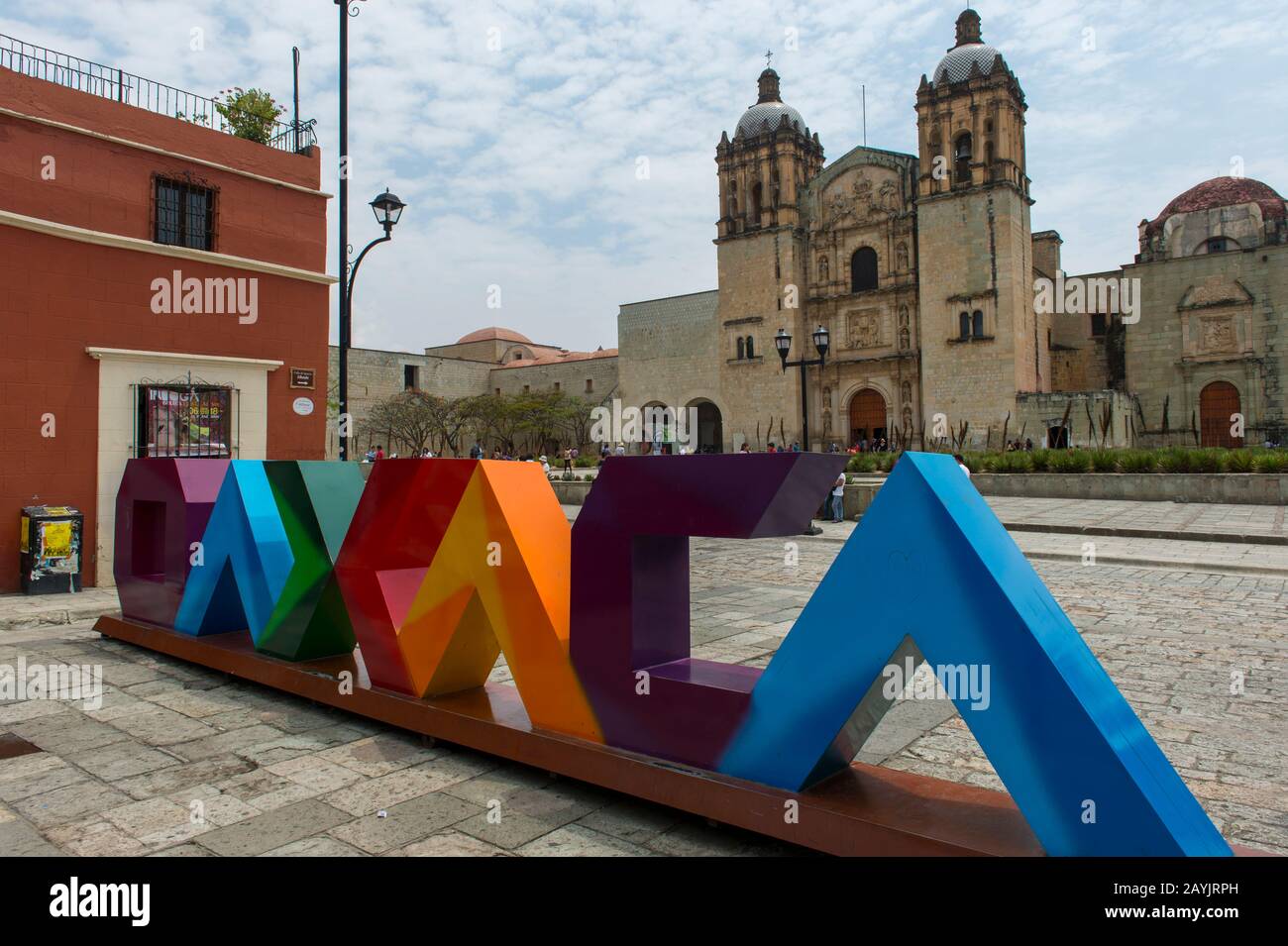 Plaza Santo Domingo con lettere colorate OAXACA e la Chiesa di Santo Domingo de Guzman sullo sfondo a Oaxaca de Juarez, Messico. Foto Stock
