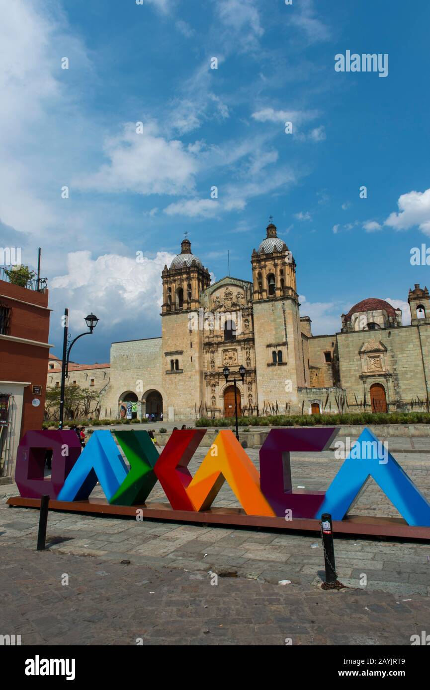 Plaza Santo Domingo con lettere colorate OAXACA e la Chiesa di Santo Domingo de Guzman sullo sfondo a Oaxaca de Juarez, Messico. Foto Stock