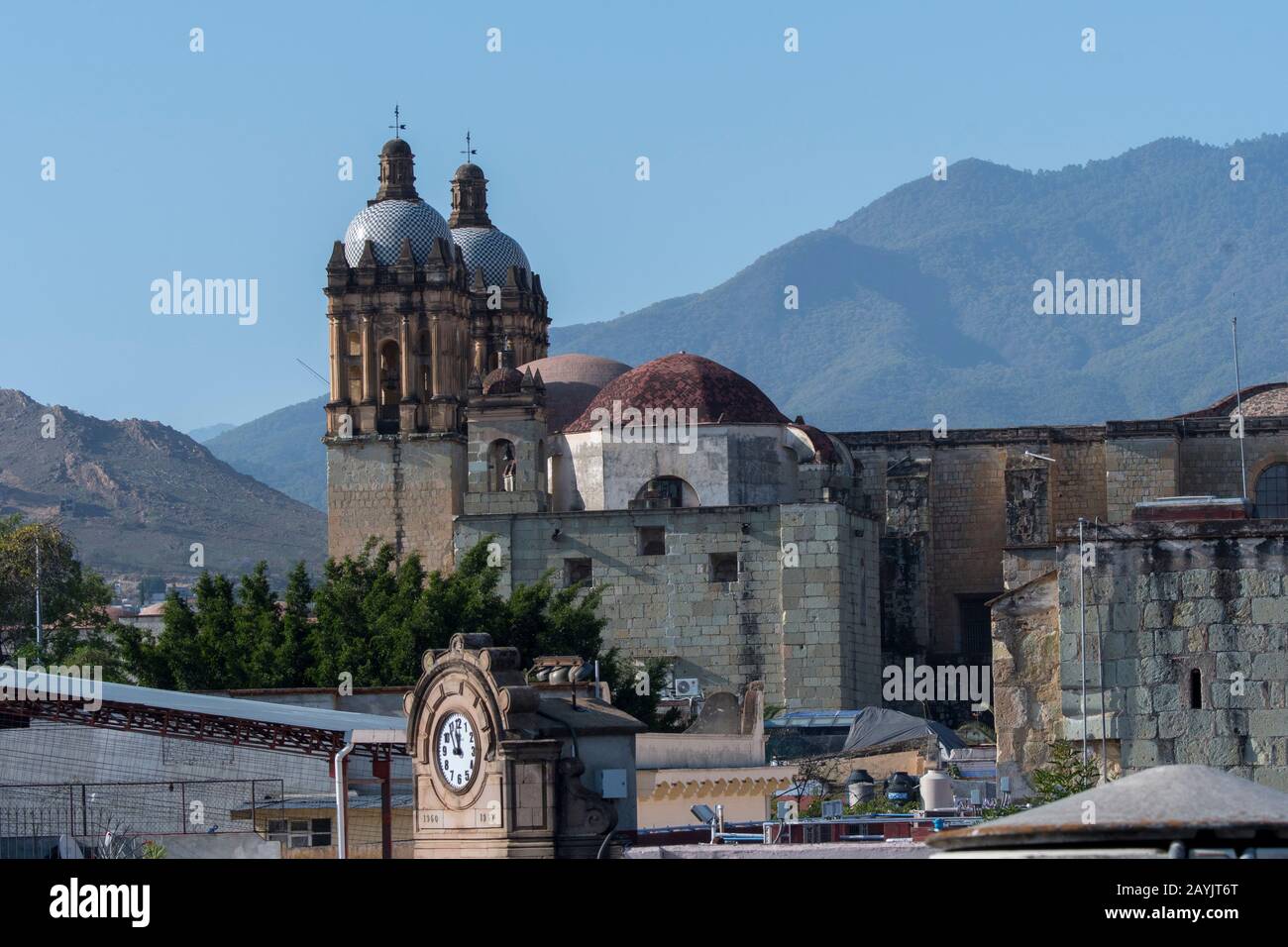 Veduta della Chiesa di Santo Domingo de Guzman nella città di Oaxaca de Juarez, Oaxaca, Messico. Foto Stock