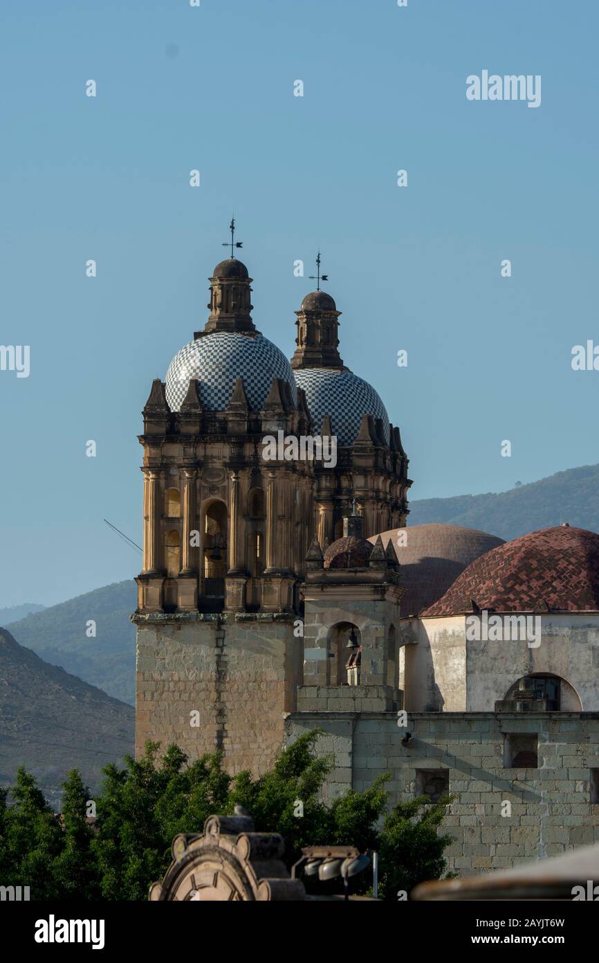 Veduta della Chiesa di Santo Domingo de Guzman nella città di Oaxaca de Juarez, Oaxaca, Messico. Foto Stock