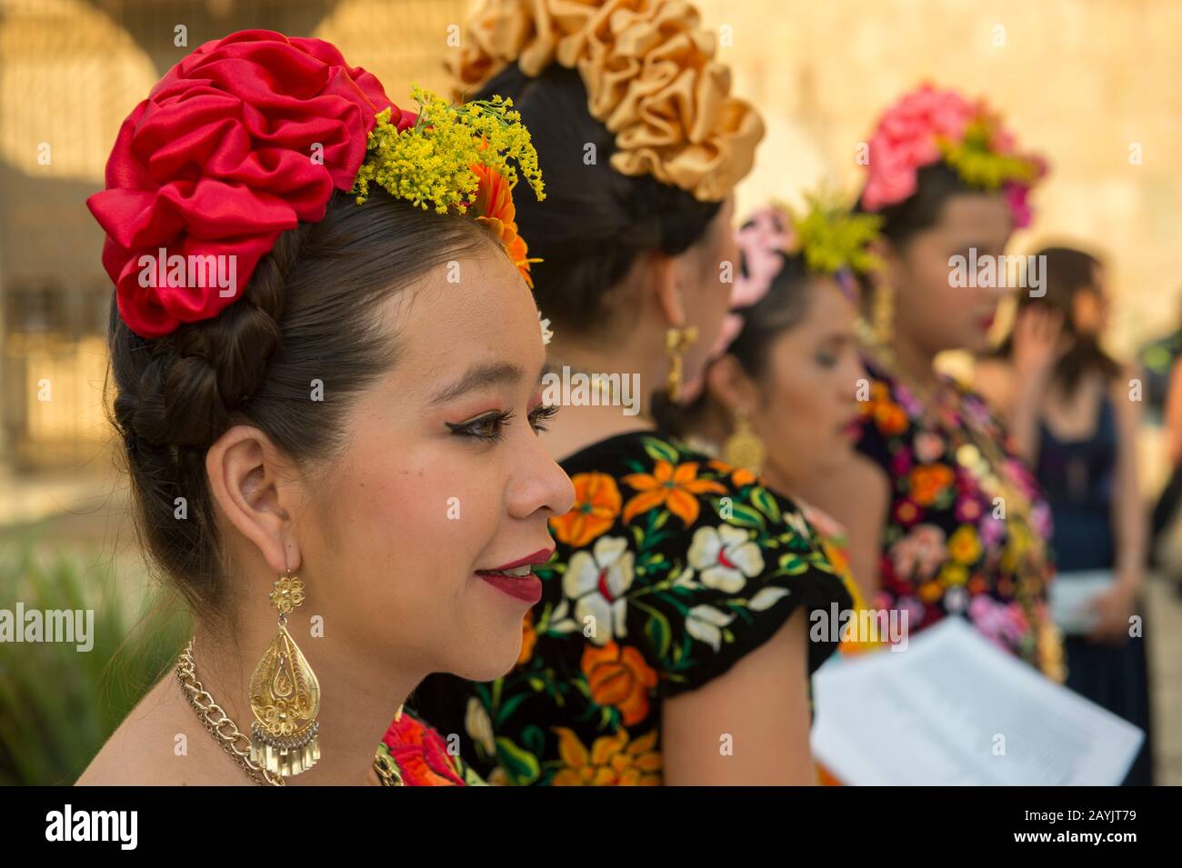 Ritratto di una donna vestita con un costume regionale nella città di Oaxaca de Juarez, Oaxaca, Messico. Foto Stock