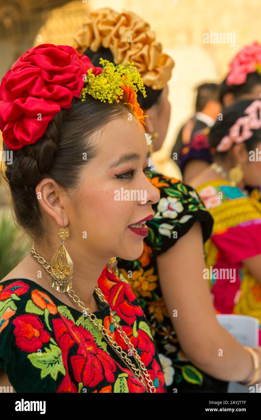 Ritratto di una donna vestita con un costume regionale nella città di Oaxaca de Juarez, Oaxaca, Messico. Foto Stock