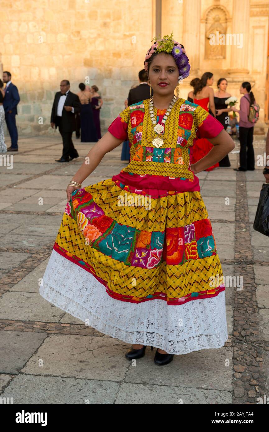 Una donna in posa vestita con un costume regionale nella città di Oaxaca de Juarez, Oaxaca, Messico. Foto Stock