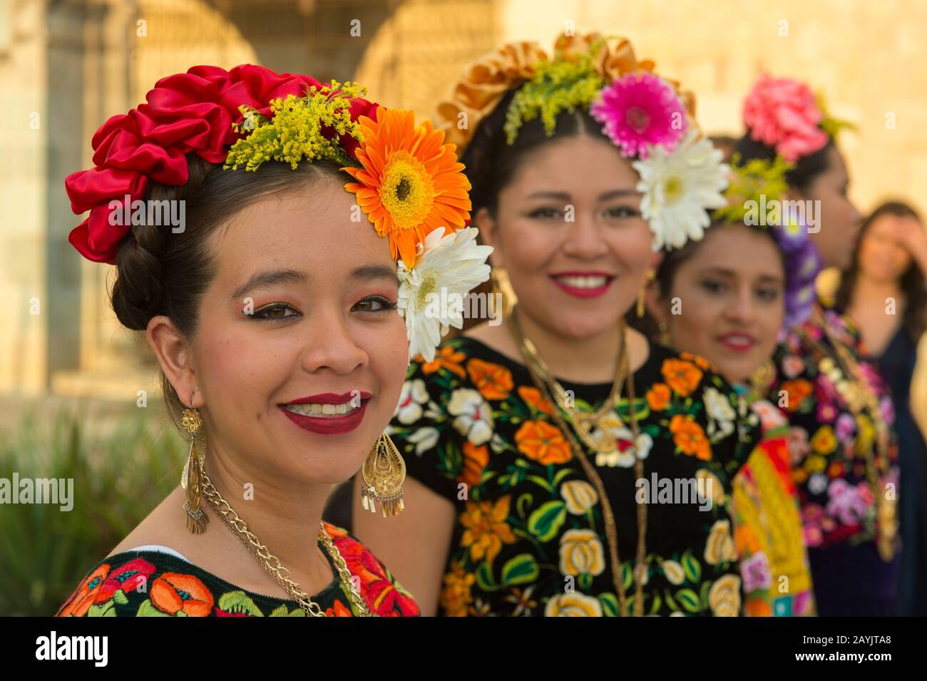 Ritratto di una donna vestita con un costume regionale nella città di Oaxaca de Juarez, Oaxaca, Messico. Foto Stock