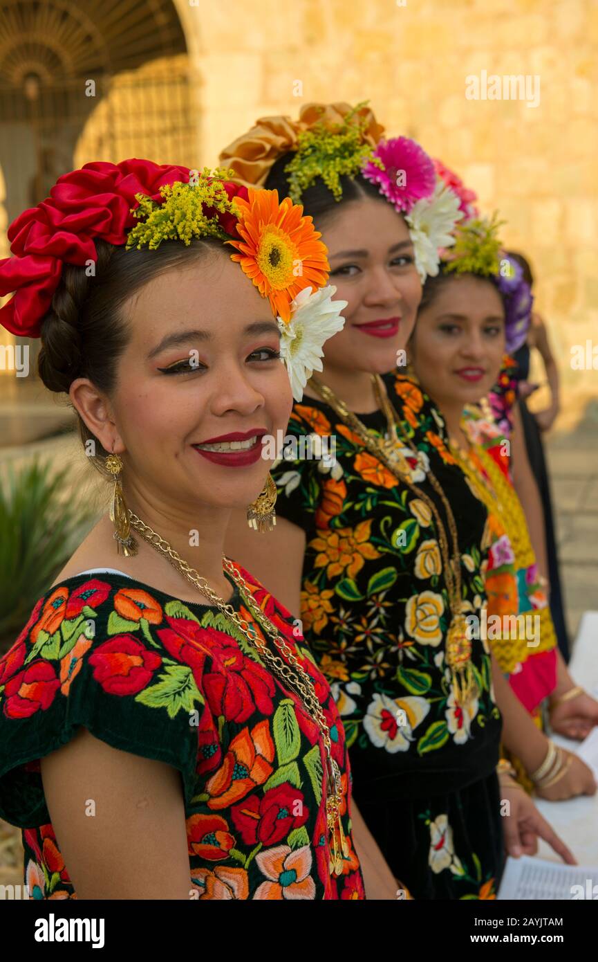Ritratto di una donna vestita con un costume regionale nella città di Oaxaca de Juarez, Oaxaca, Messico. Foto Stock