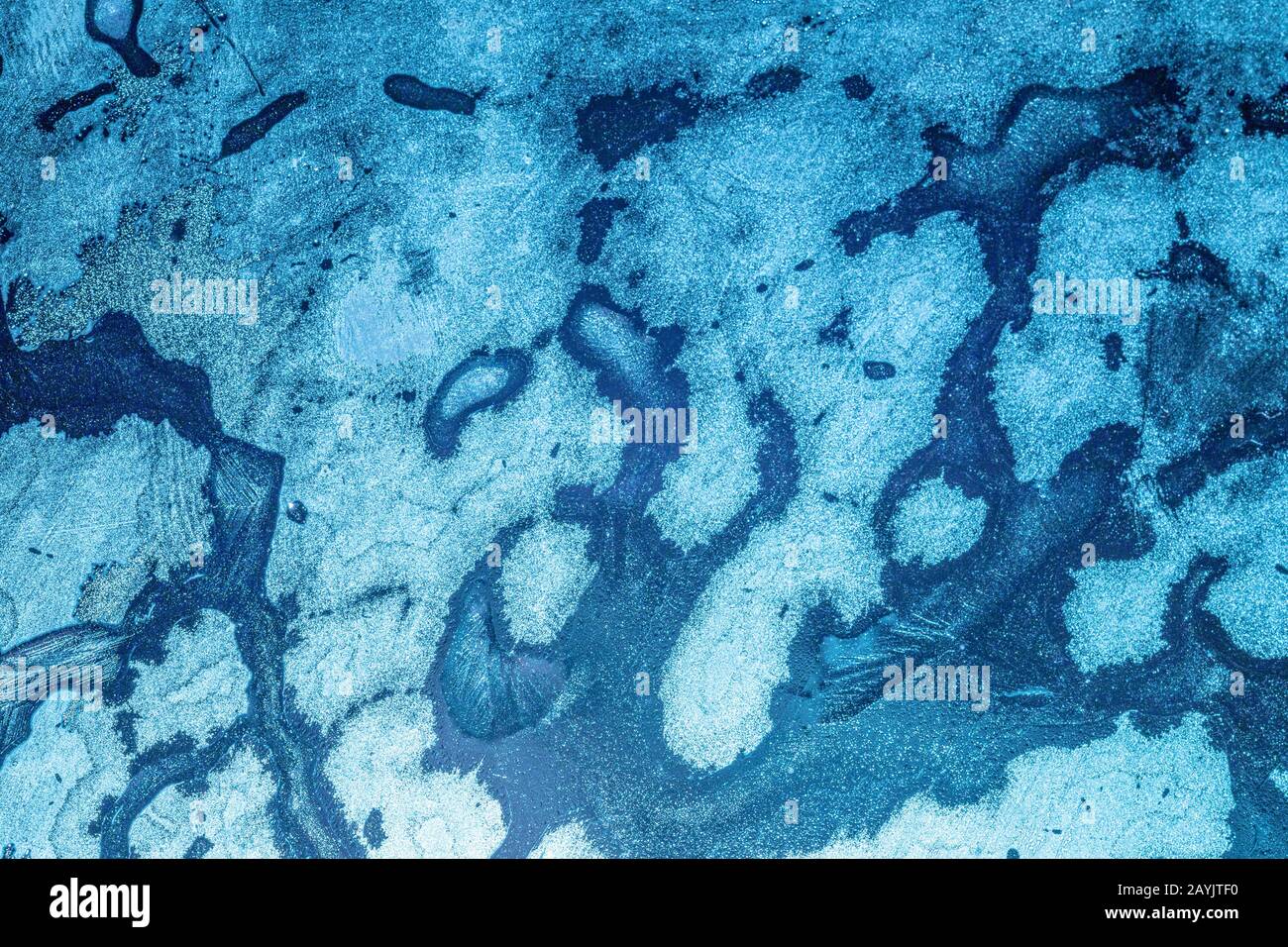 Testo di condensazione della superficie in vetro illuminato in toni blu Foto Stock