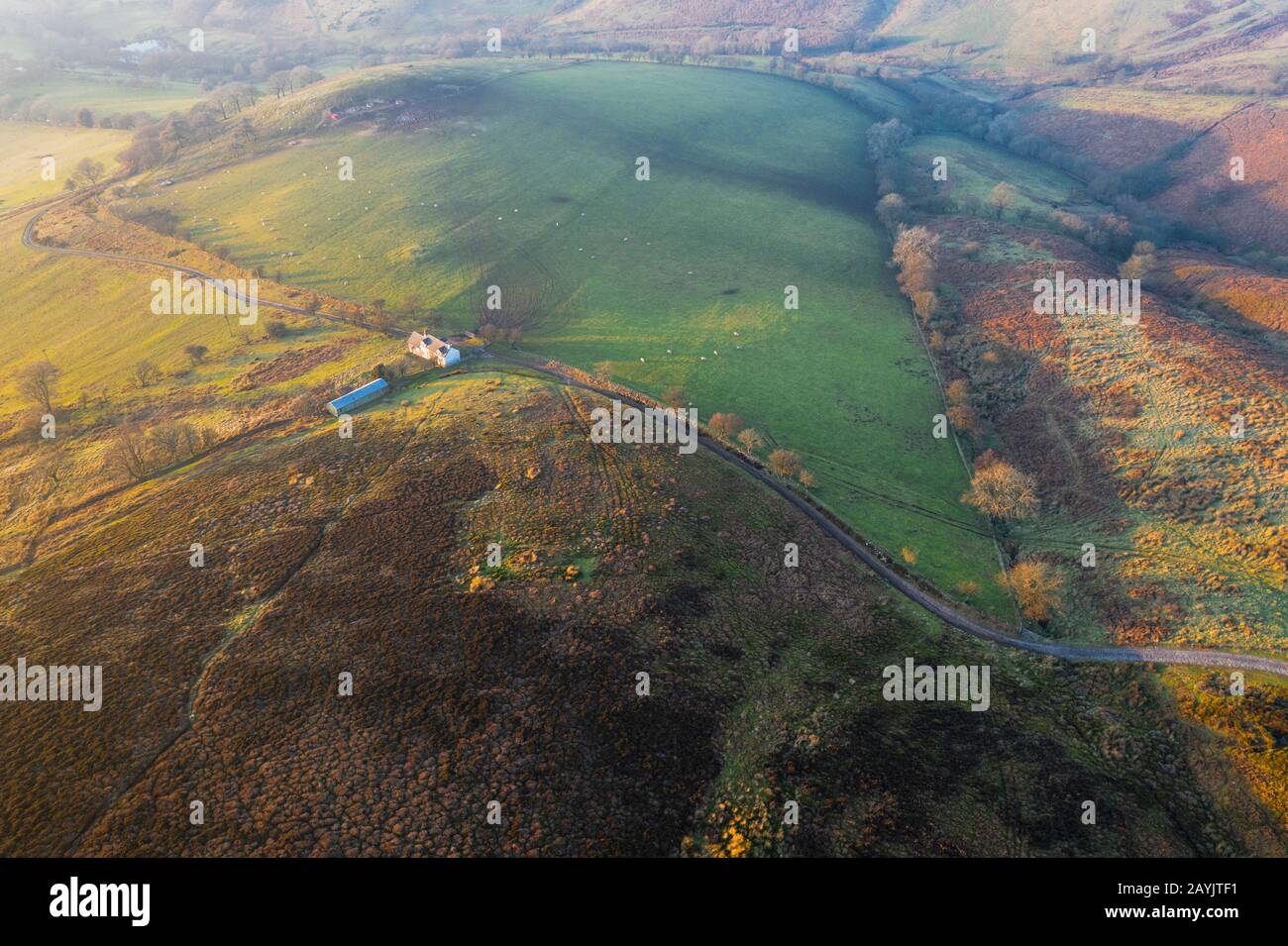 Campi agricoli sulle pendici del Mynd Long in Shropshire al tramonto nel Regno Unito Foto Stock