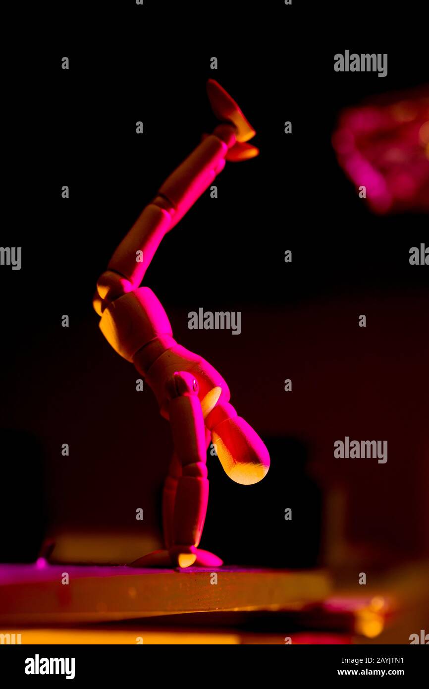 Bilanciamento maniacale in legno su cornice - concetto di creatività Foto Stock