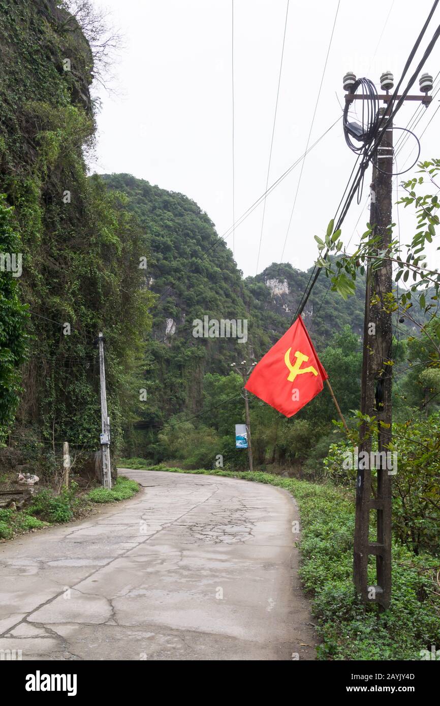 Simbolo comunista del Vietnam - bandiera rossa con martello e falce a Tam Coc, provincia di Ninh Binh, Vietnam, Asia sudorientale. Foto Stock