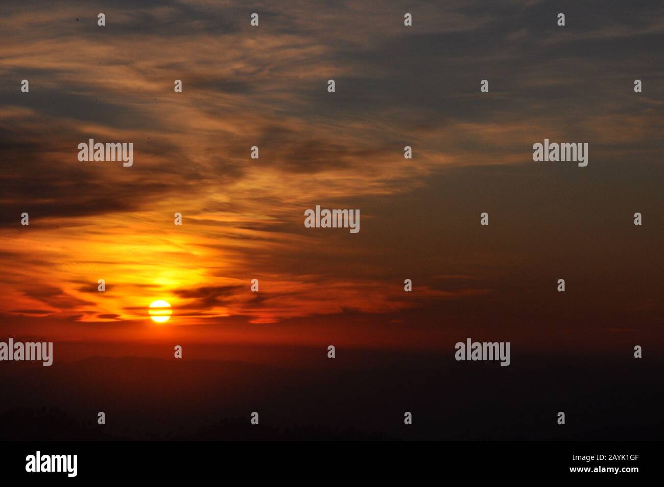 Bel tramonto cielo sfondo con nuvole nascondere sole Foto Stock