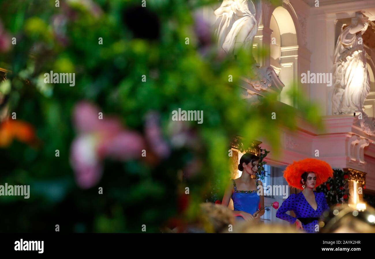 Londra, Regno Unito. 15th Feb, 2020. I modelli sono visti sul palco durante la presentazione RIXO alla London Fashion Week al Kimpton Fitzroy London Hotel di Londra, Regno Unito, 15 febbraio 2020. Credit: Han Yan/Xinhua/Alamy Live News Foto Stock
