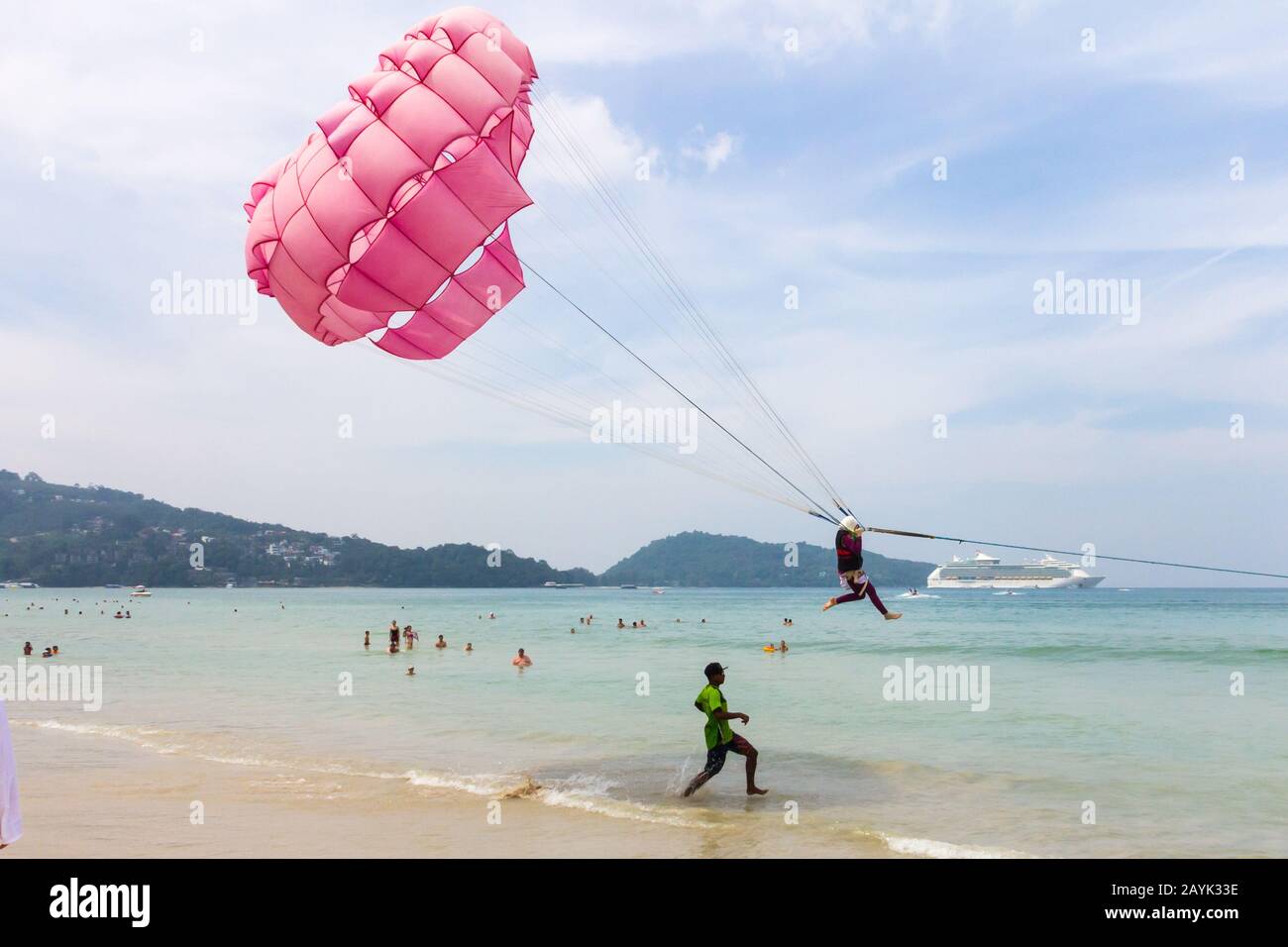 Patong, Phuket, Thailandia - 11th novembre 2017: Parasailing al largo della spiaggia. Si tratta di una popolare attività di sport acquatici con i turisti. Foto Stock