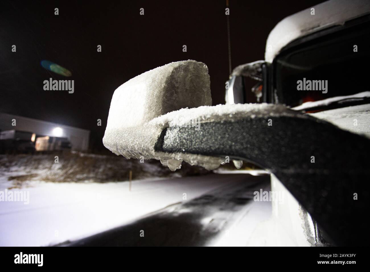 Industria del trasporto merci. Camion furgone asciutto e rimorchio di notte Foto Stock