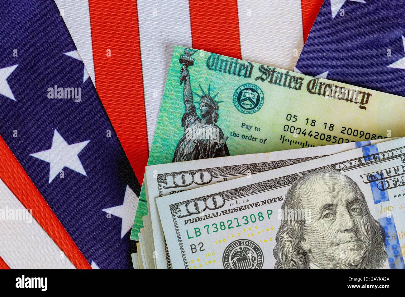 USA dollaro contanti banconote stimolo economico tassa di ritorno con bandiera USA Foto Stock
