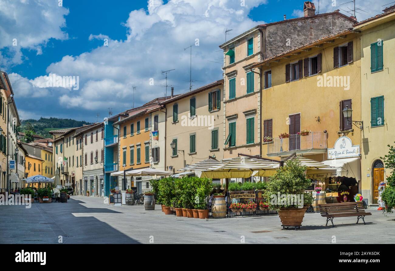 Ristoranti all'aperto in Via Bettino Ricasoli nella città medievale di Gaiole in Chianti, regione del Chianti, Toscana, Italia Foto Stock