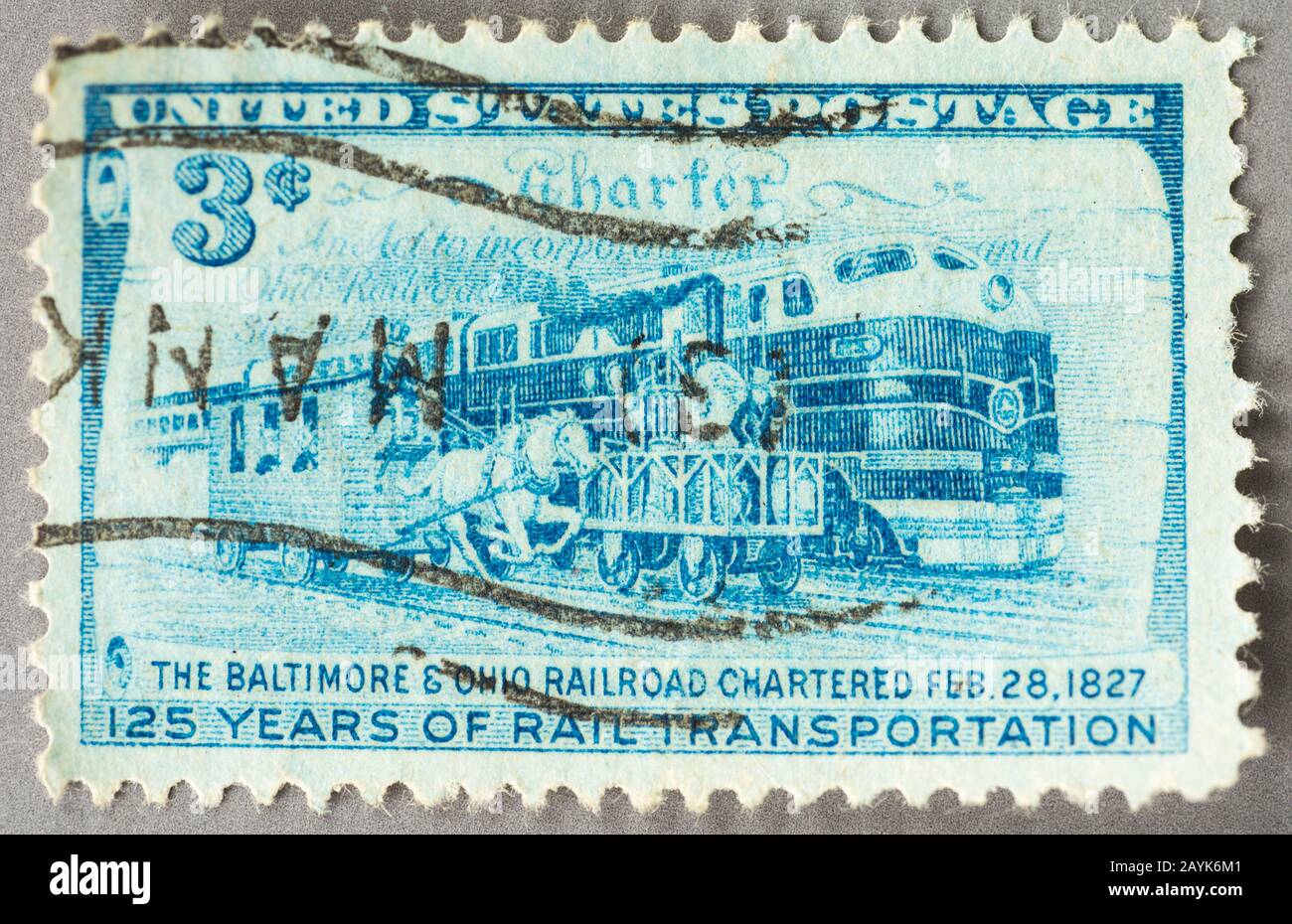 Un francobollo statunitense del 1952 che registra 125 anni delle Ferrovie di Baltimora e Ohio. Immagine dei veicoli trainati da cavalli e moderni. Foto Stock