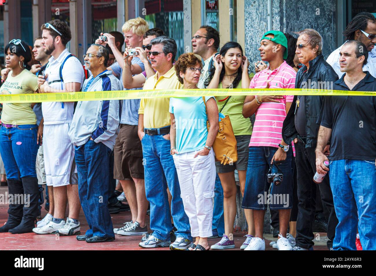 Miami Beach Florida, Ocean Drive, sparare scena del crimine, omicidio, folla, curiosi, visitatori viaggio di viaggio turismo turistico punto di riferimento cultura cu Foto Stock