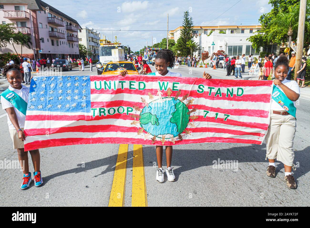 Miami Florida,North Miami,Winternational Thanksgiving Day Parade,NE 125th Street,celebrazione locale,studenti neri Girl Scouts,banner,FL1011290 Foto Stock