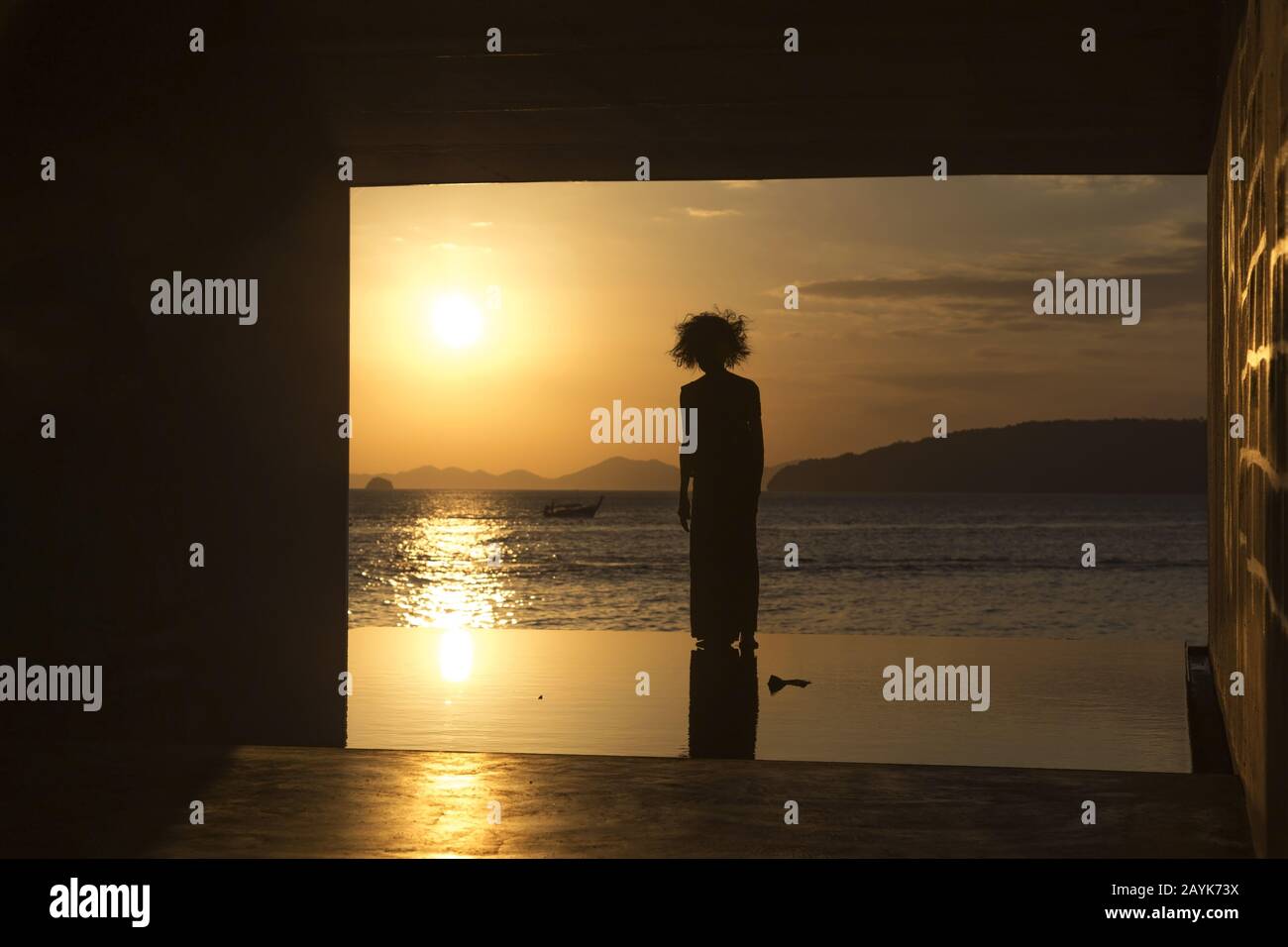 "No Sunrise No Sunset" Biennale d'arte tailandese 2018 ad Ao Nang Beach con silhouette di vecchia donna alla fine del tunnel scuro contro il Mare delle Andamane Seascape Foto Stock