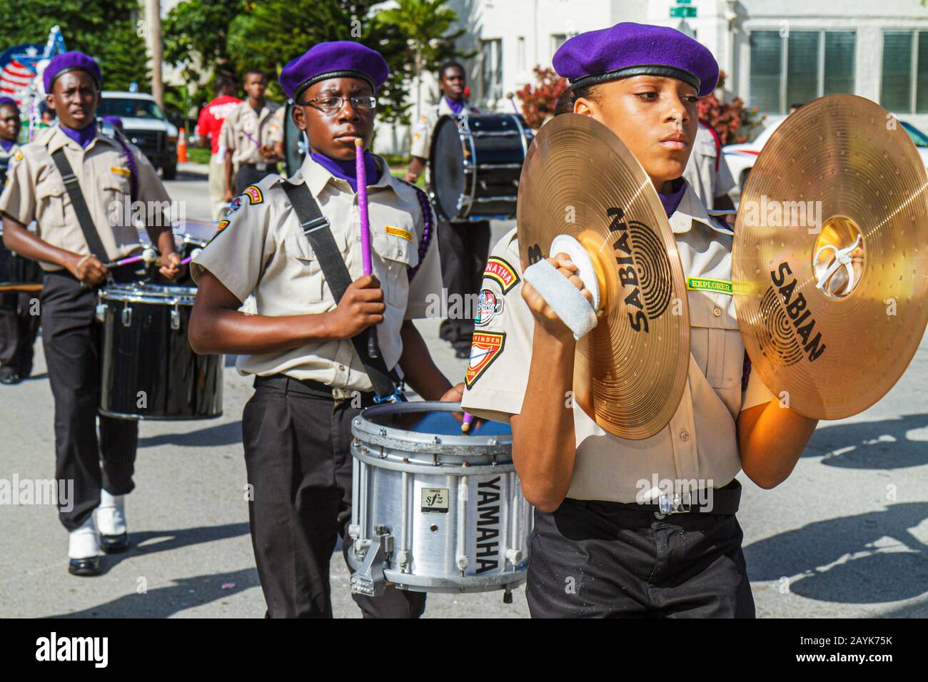 Miami Florida,North Miami,Winternational Thanksgiving Day Parade,NE 125th Street,celebrazione locale,studenti neri in marcia,Drum corp,beret,cym Foto Stock