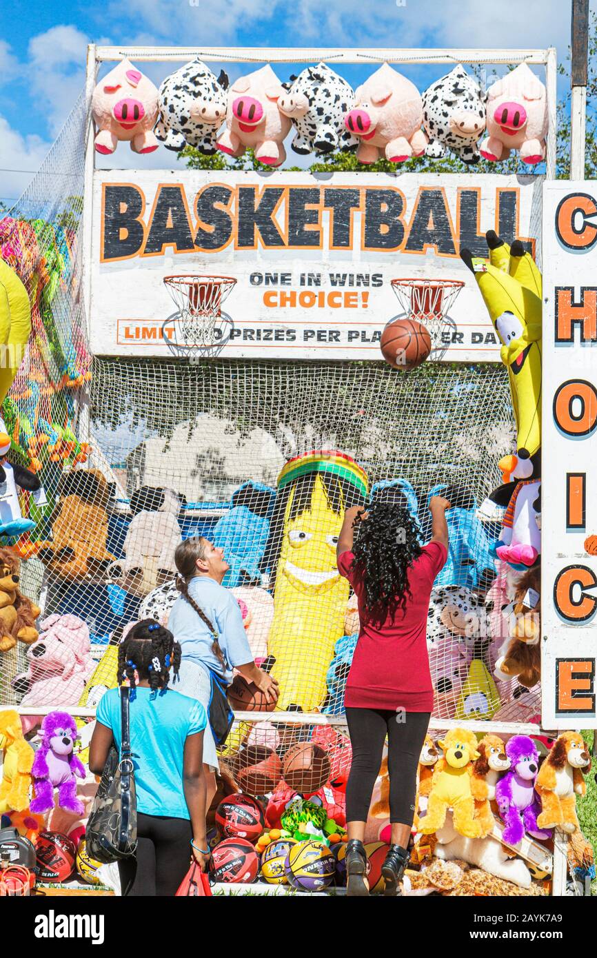 Miami Florida,North Miami,Winternational Thanksgiving Day Carnival,basket Toss,gioco,premi,FL101129040 Foto Stock