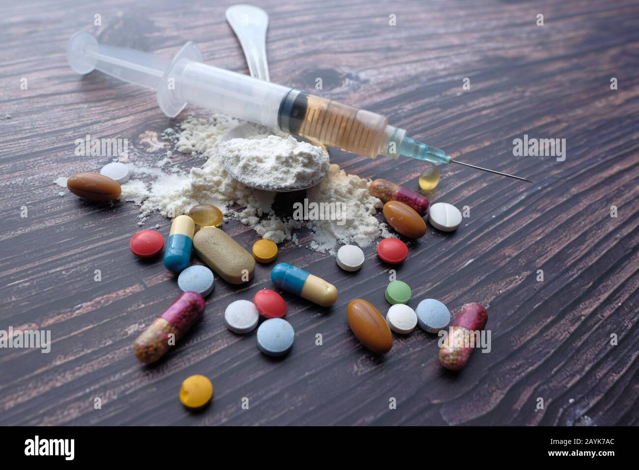 concetto di abuso di droga con pillola e siringa Foto stock - Alamy