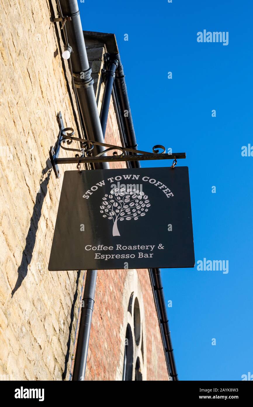 Stow Town Coffee Sign fuori dal Coffee Roastery and espresso Bar a Stow on the Wold, Cotswolds, Gloucestershire, Inghilterra Foto Stock
