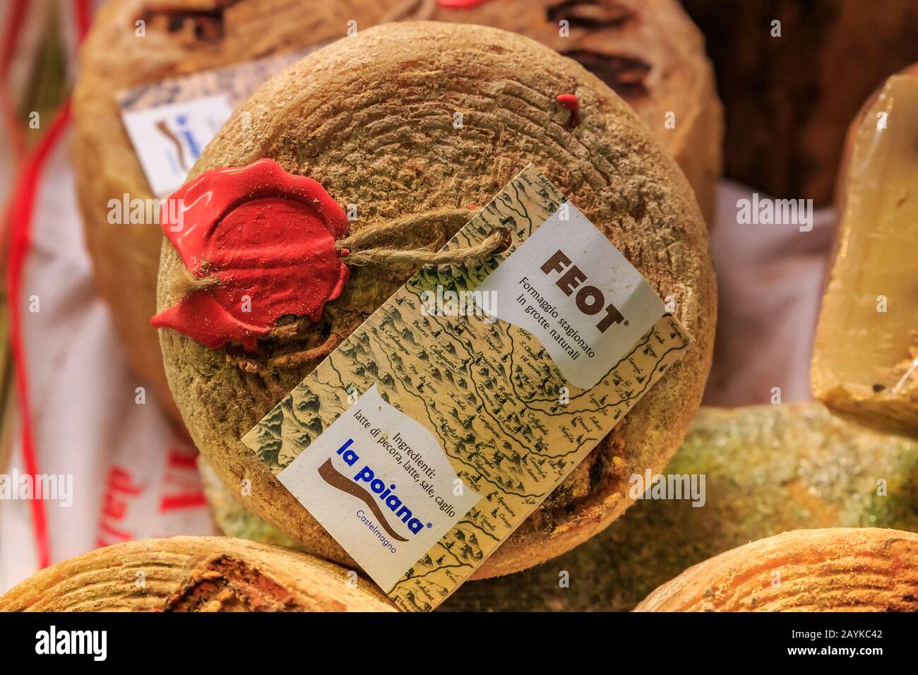 Ventimiglia Italia - 22 aprile 2016: Una ruota di pecorino in un mercato agricolo, etichetta dice formaggio invecchiato in grotte naturali, fatto di latte di pecora Foto Stock