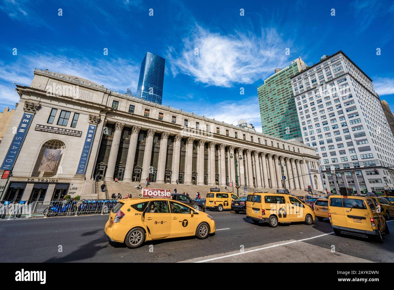 New YORK, USA - 13 OTTOBRE: Taxi fuori Penn Station, la stazione ferroviaria principale di Manhattan il 13 ottobre 2019 a New York Foto Stock