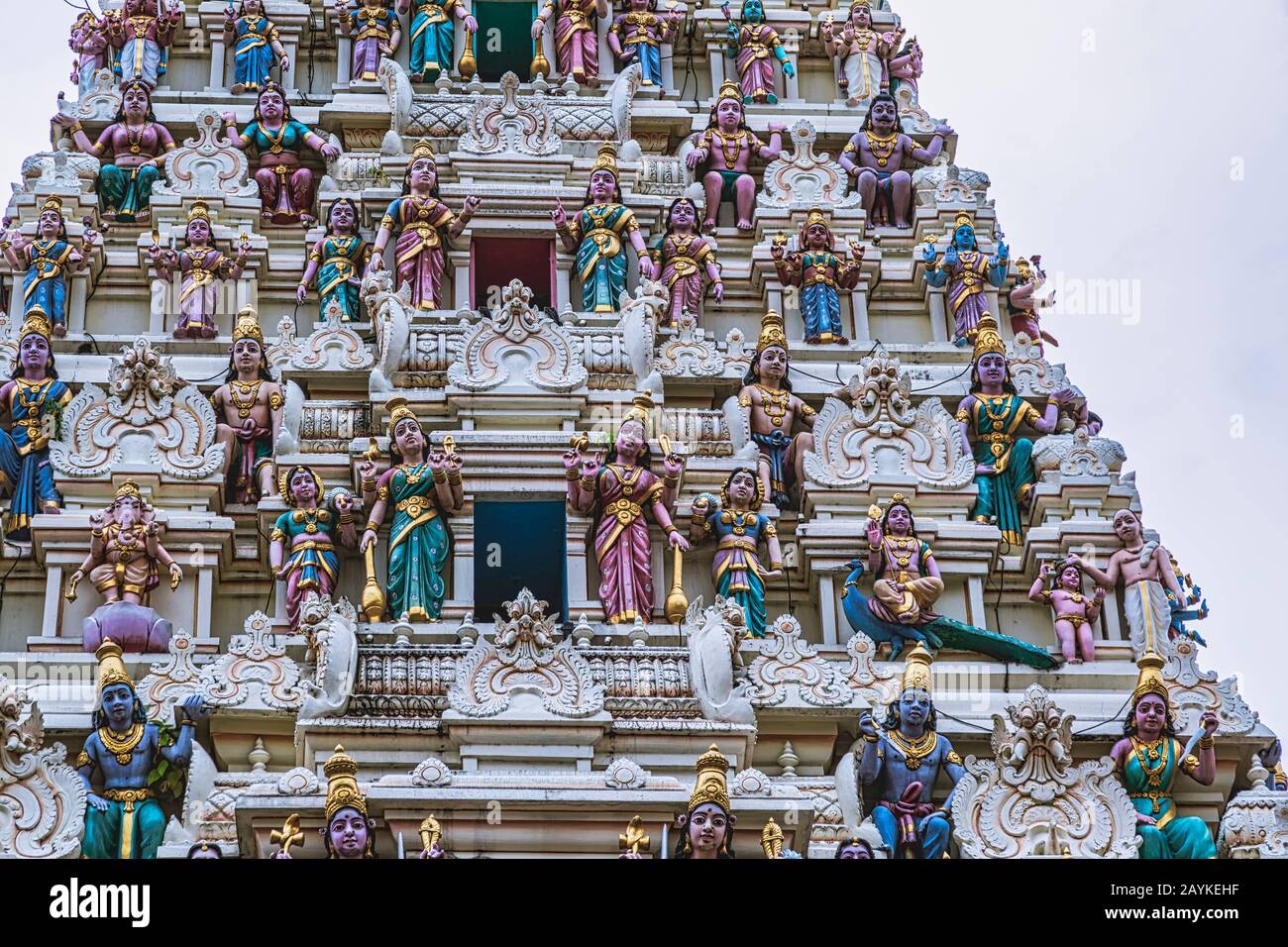 Johor Bahru Malesia - Giugno 2017. Primo piano del tetto del tempio che mostra i dettagli delle divinità statue. Foto Stock