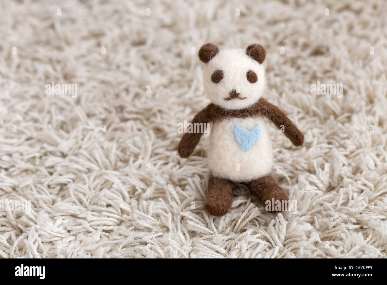 panda lavorato a mano su tappeto bianco Foto Stock