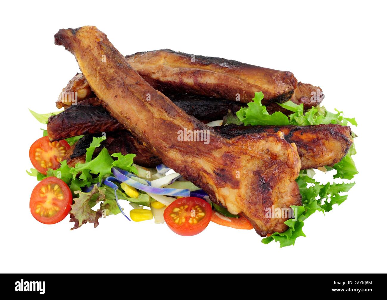 Costolette di maiale alla griglia con insalata fresca isolata su sfondo bianco Foto Stock